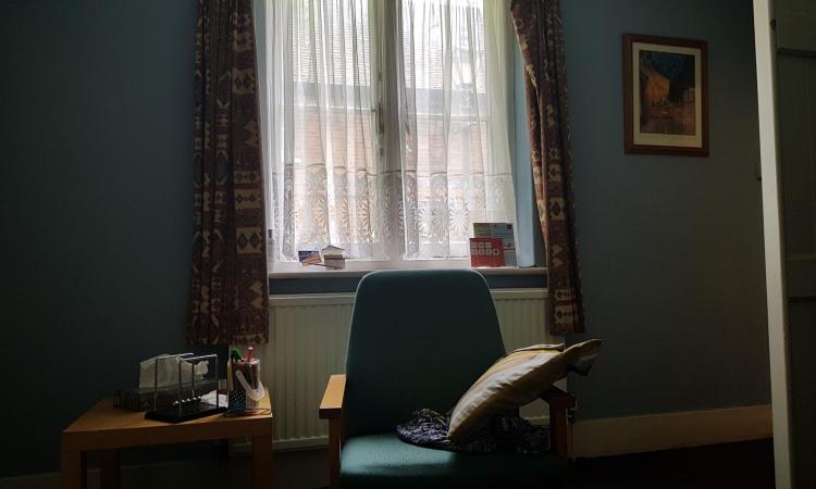 An empty chair in the middle of a room